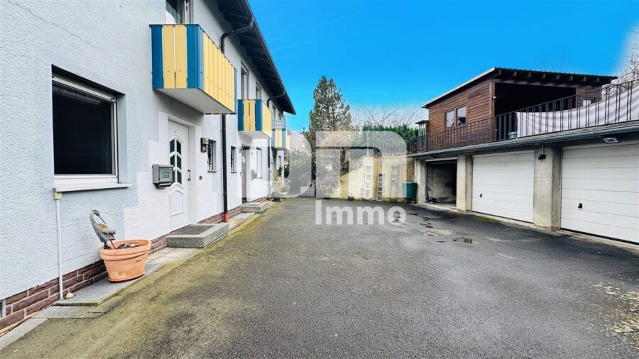 (R)erserviert!!!Einfamilienhaus mit 2 Balkonen, Garten / Freisitz + Garage in gesuchter Wohnlage - Innenhof / Garage